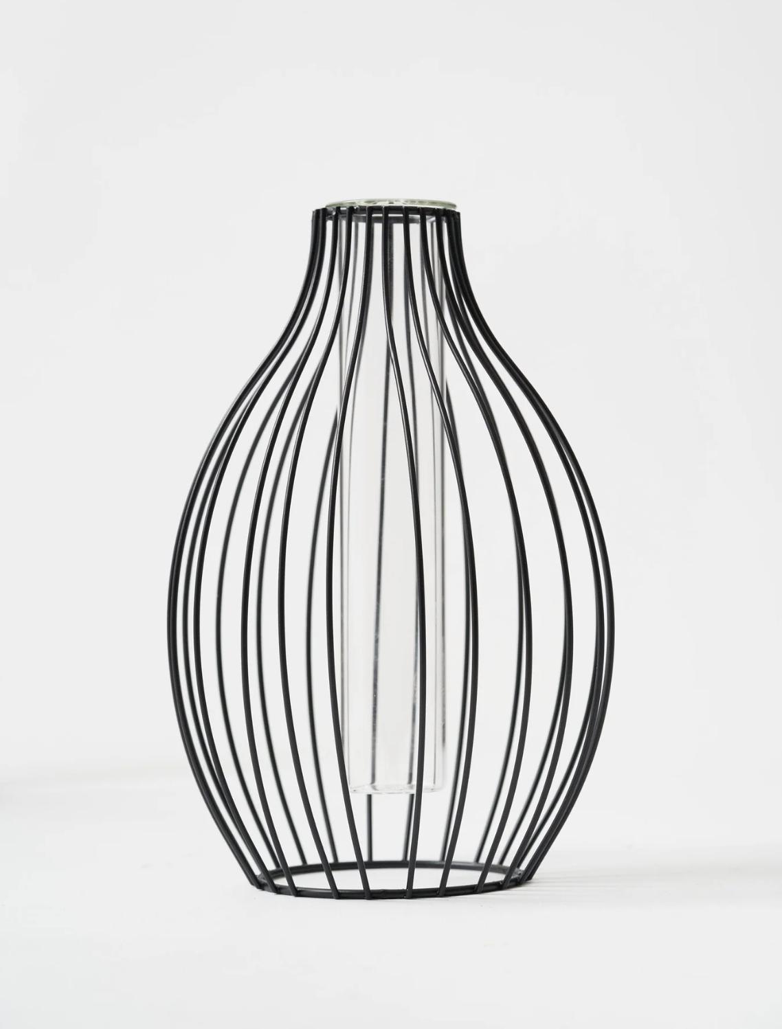 Jarrón de diseño lineal – Negro
